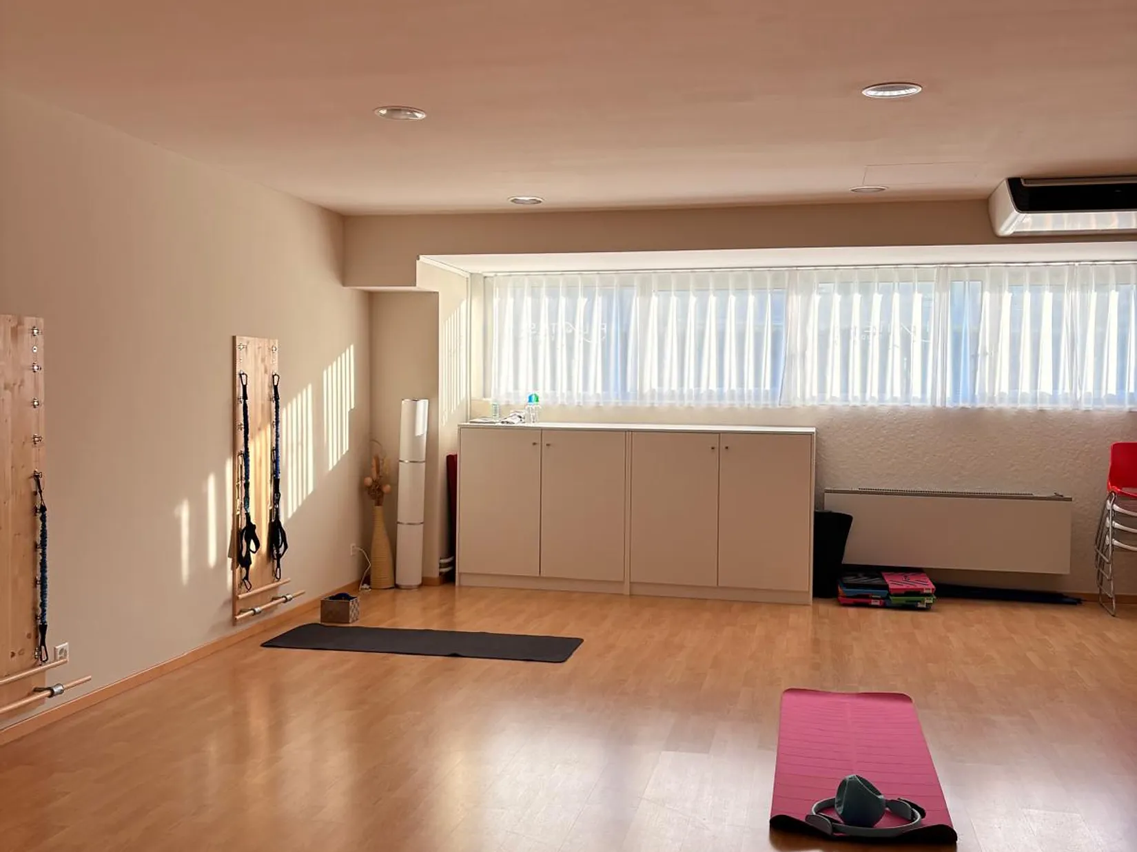 Sala di Pilates Matwork con tappetini e attrezzi presso MondoPilates Elisa a Tenero