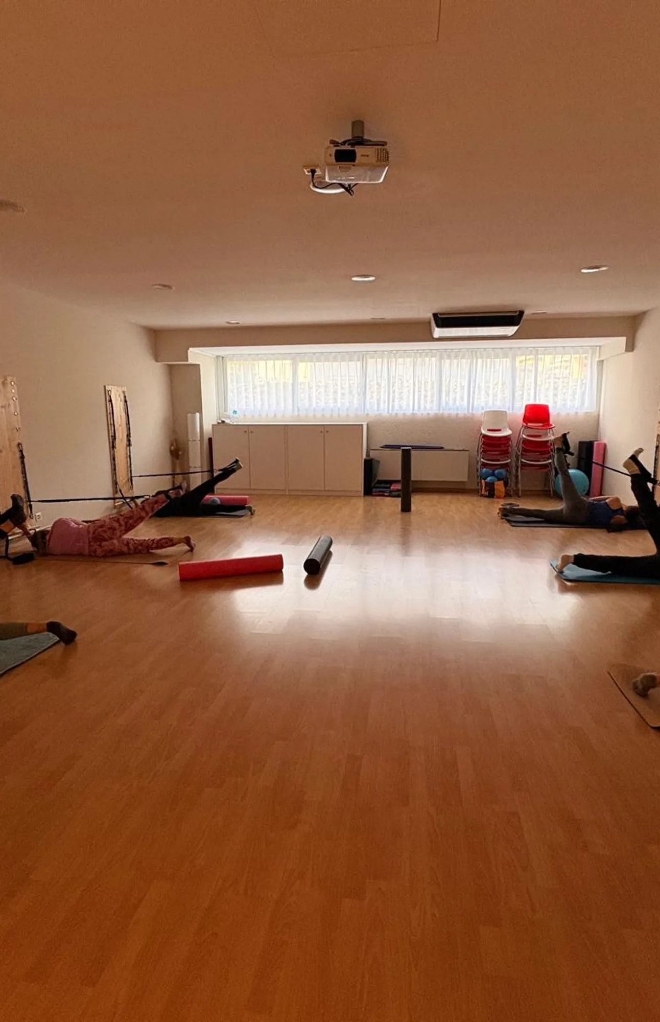Sala dello studio MondoPilates Elisa a Tenero con attrezzatura Pilates